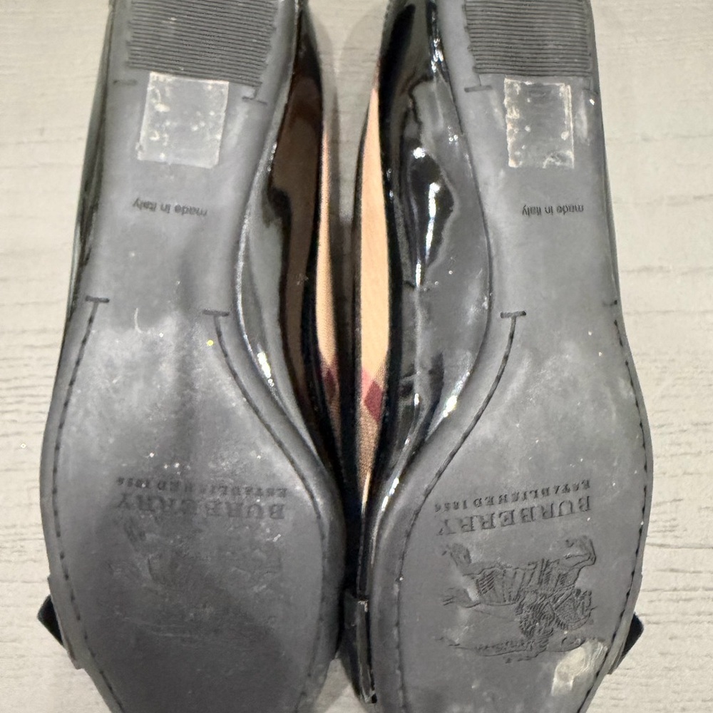 Burberry Women's Black and Cream Flats - Picture 4 of 8